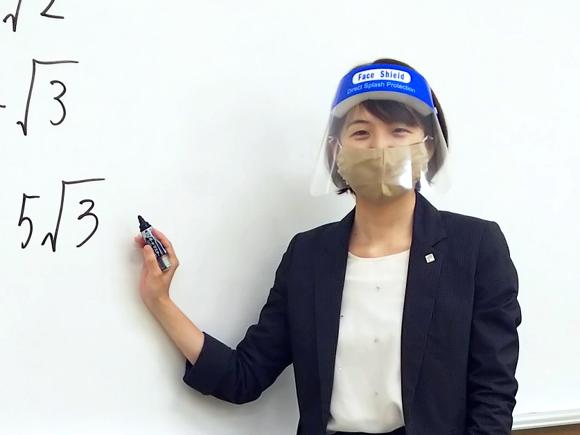 授業中はフェイスシールドを着用し、生徒・従業員を飛沫感染から守ります。